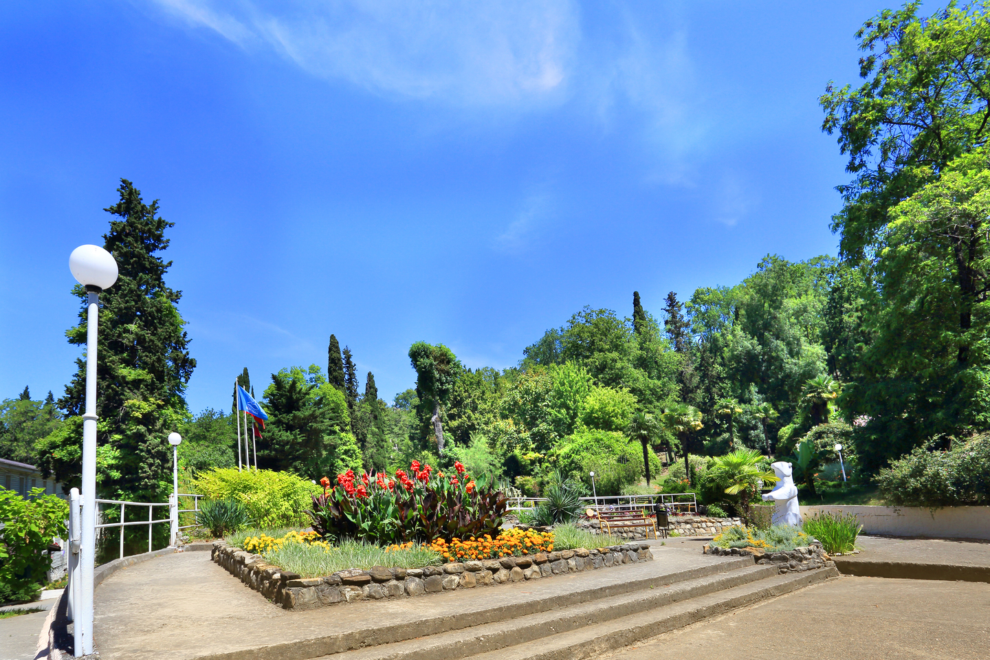 Цветочный ансамбль у пруда