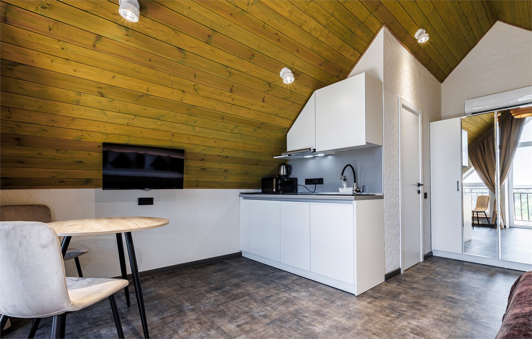 Полулюкс 2-местный 1-комнатный (с видом на гору Машук)