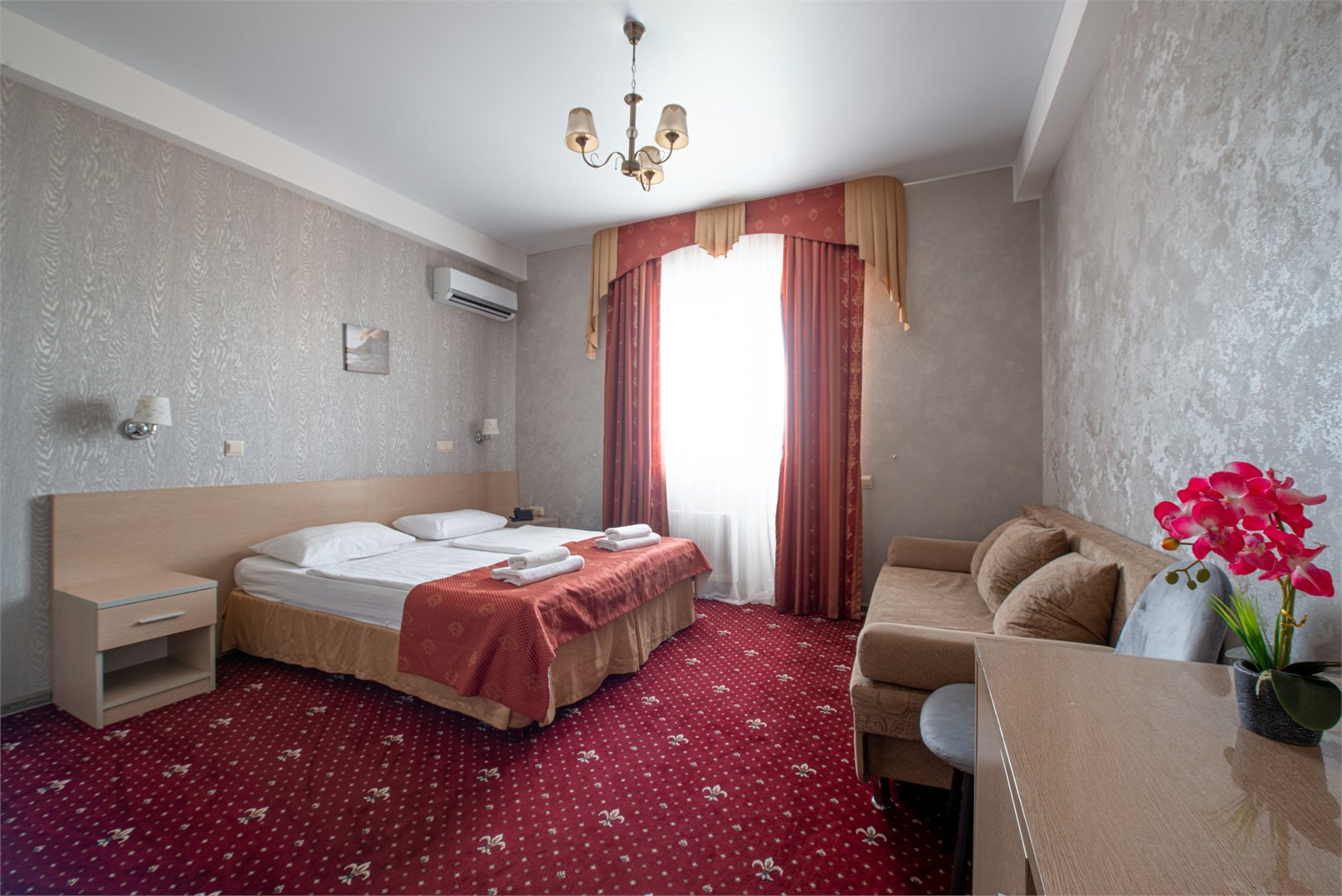 Джуниор Сьют 4-местный (с балконом и видом на море)