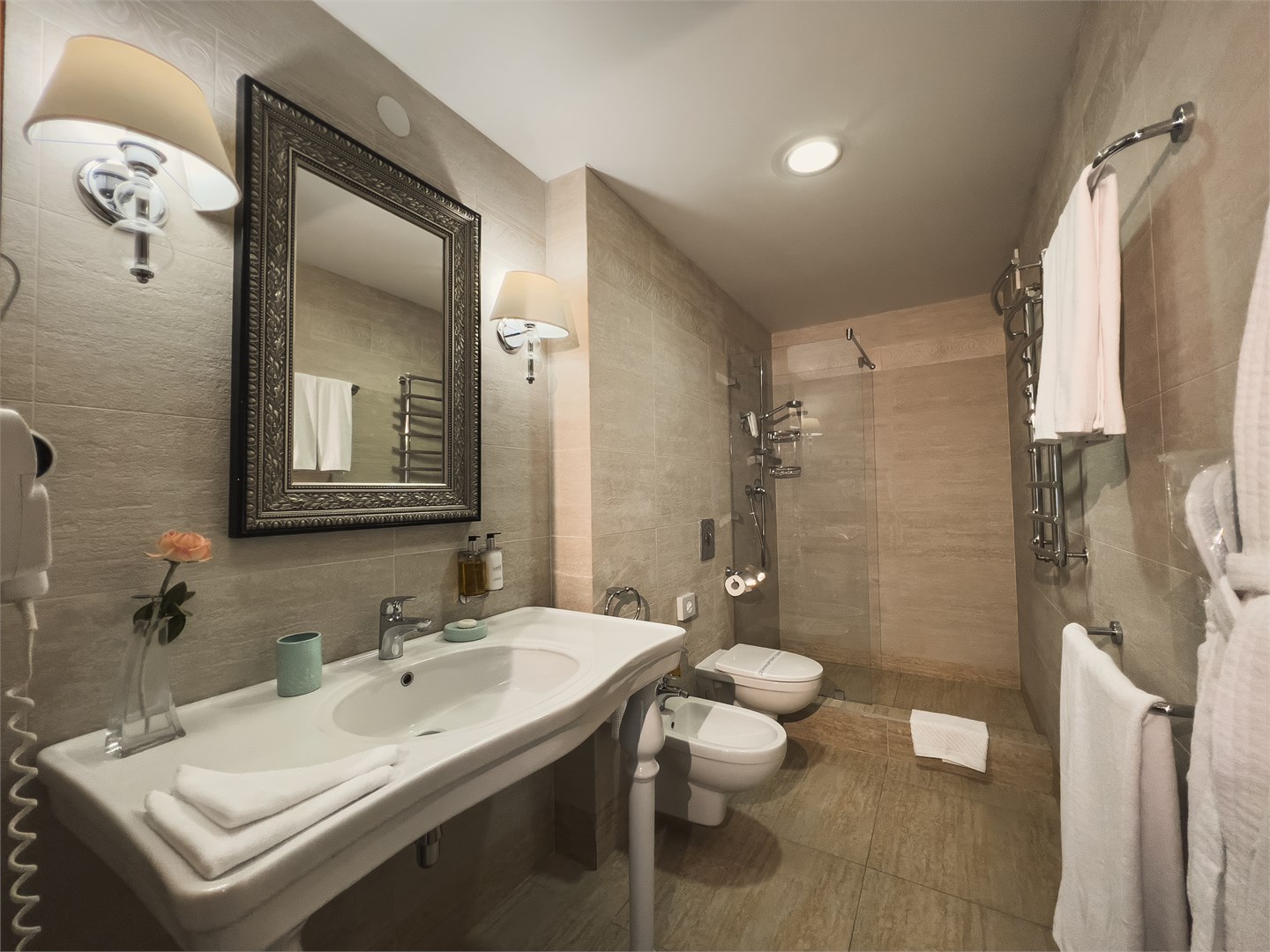 Сюит 4-местный 2-комнатный (премиум)