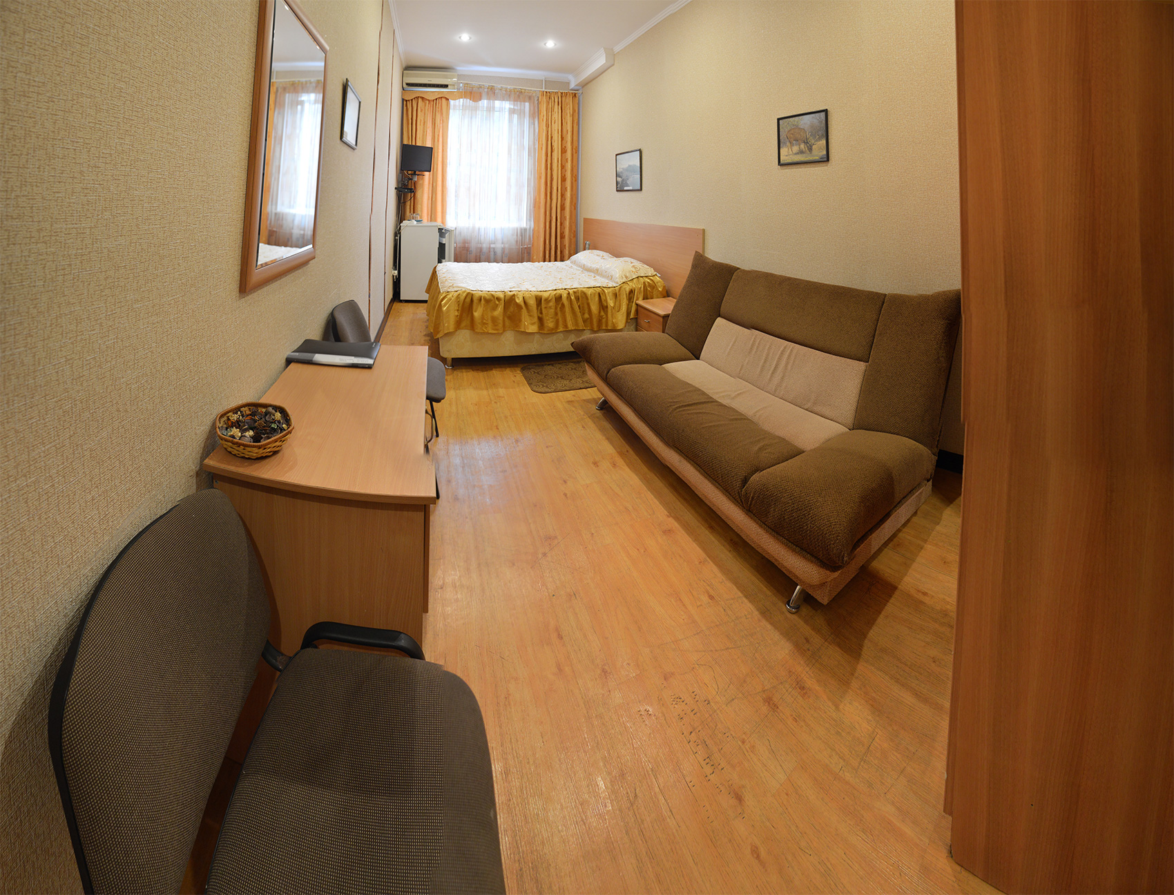 36/1. 2 местный люкс с 2 комнатами. база отдыха юность. алтын турист отель крым. минск гостиница спутник на карте.